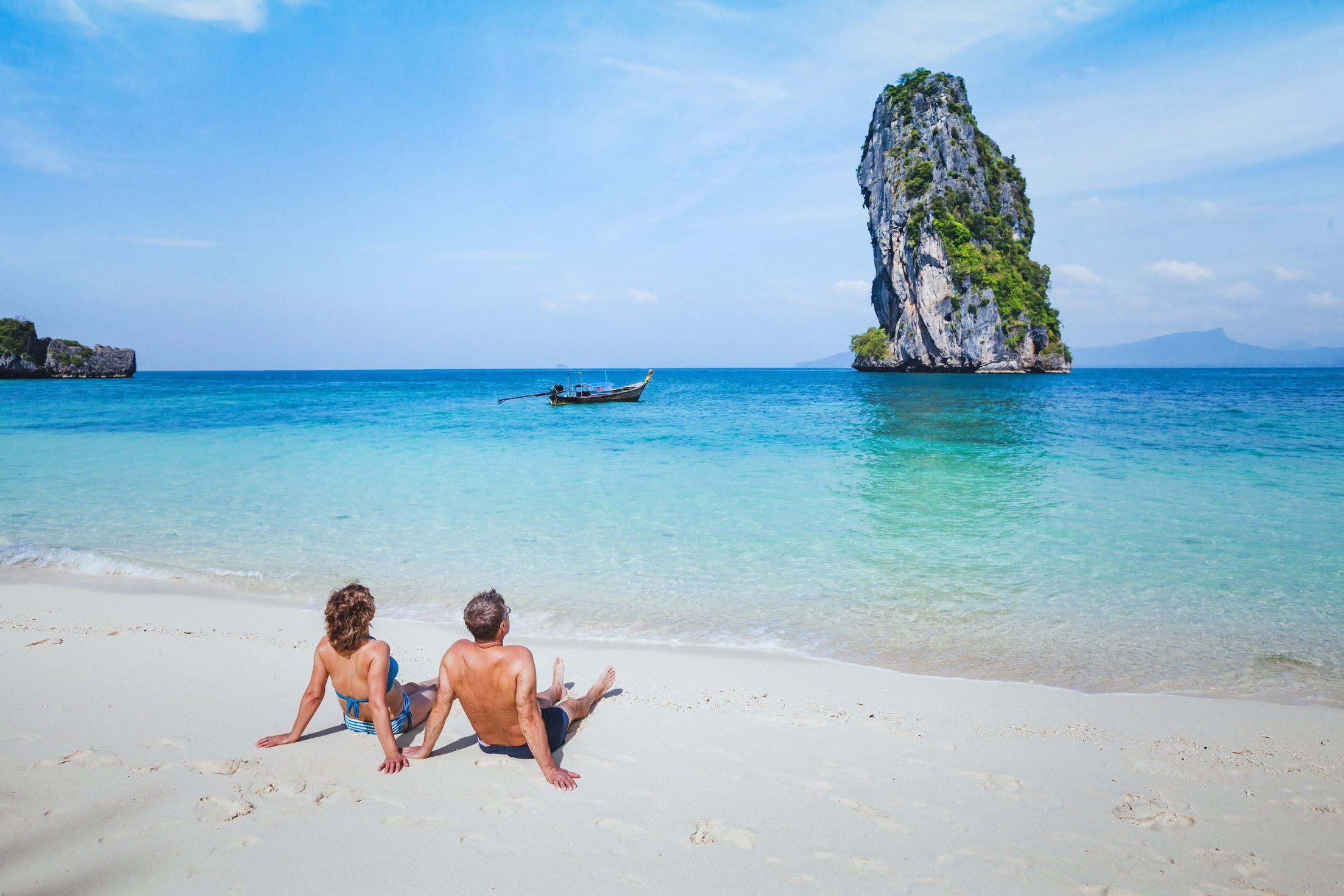 travel to Thailand, honeymoon couple enjoying beach